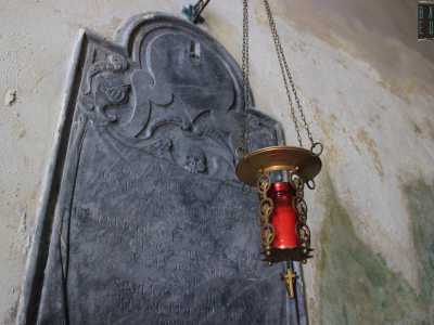 Tra questi una lapide commemorativa in marmo nero di inizio 700 dedicata a Cecilia Carducci, morta a 34 anni e facente parte della famiglia fondatrice della chiesa